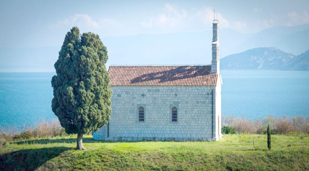 Врањина сад дели вернике 